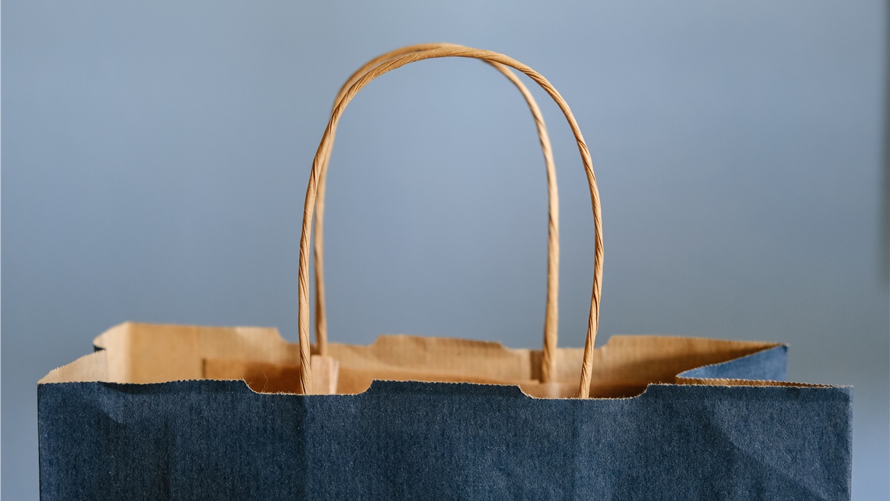 Το ωράριο λειτουργίας των εμπορικών καταστημάτων την περίοδο...