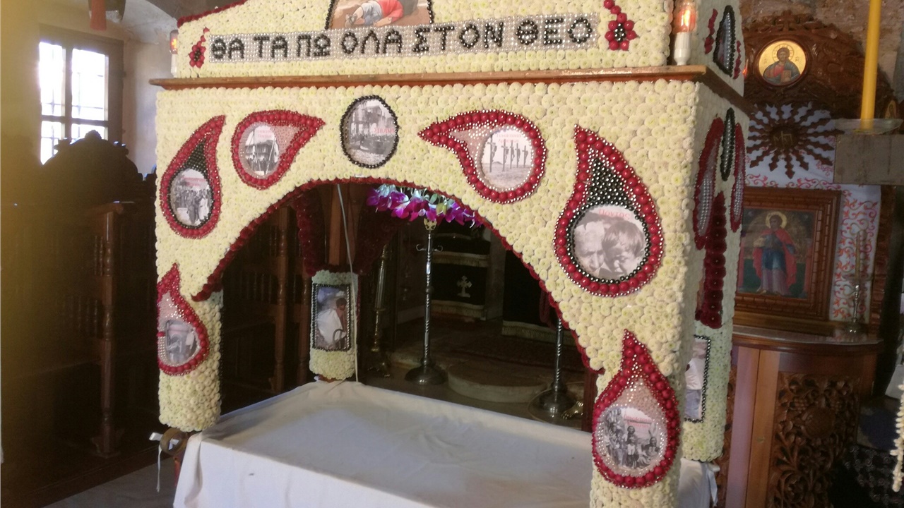 «Θα τα πω όλα στον θεό»: Ένας αλλιώτικος επιτάφιος με σύγχρονα...