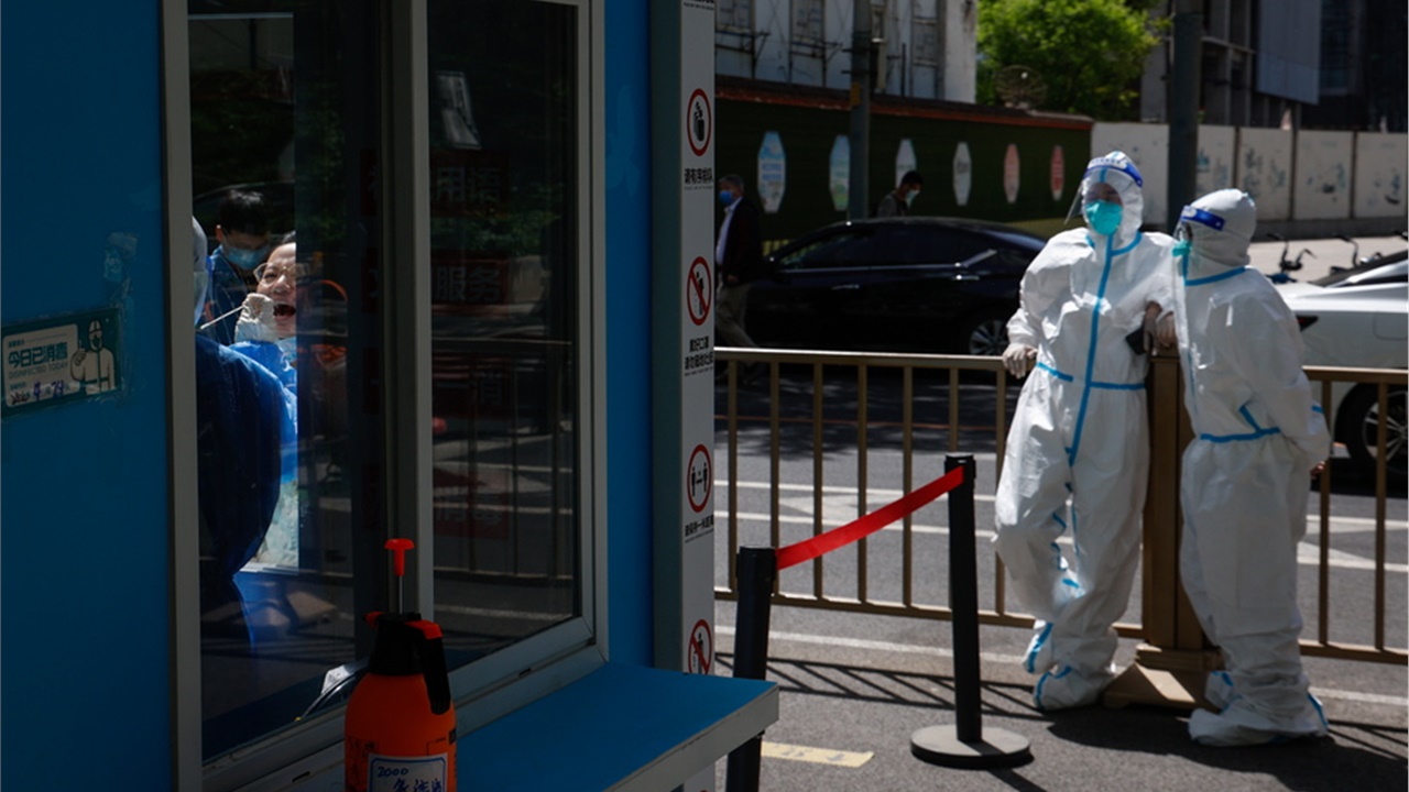 Κίνα: Μαζικά τεστ κορονοϊού στο Πεκίνο εν μέσω ανησυχίας πως...