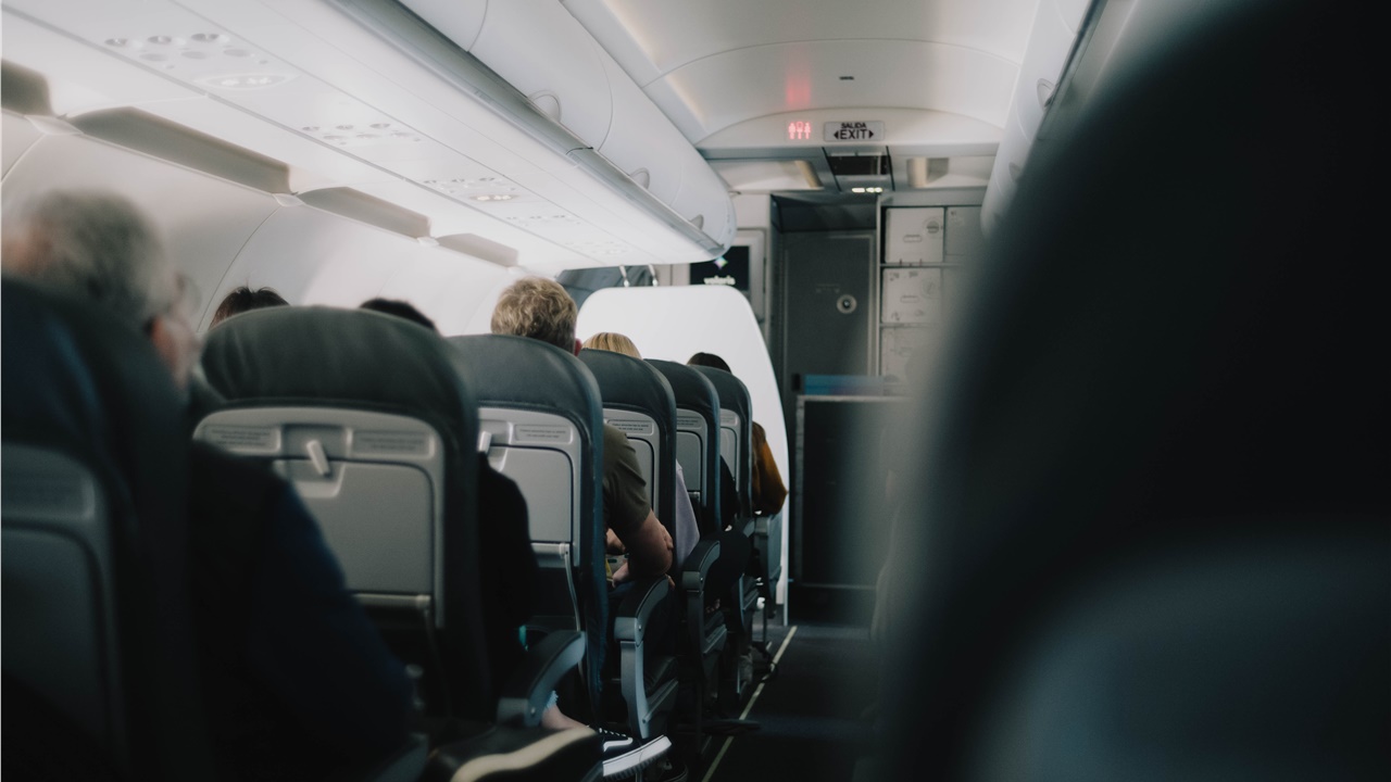 ΕΕ: Μη υποχρεωτική η χρήση μάσκας σε αεροδρόμια και αεροπλάνα...