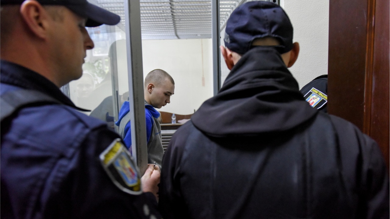 Ουκρανία: Ξεκίνησε η πρώτη δίκη για εγκλήματα πολέμου μετά την...