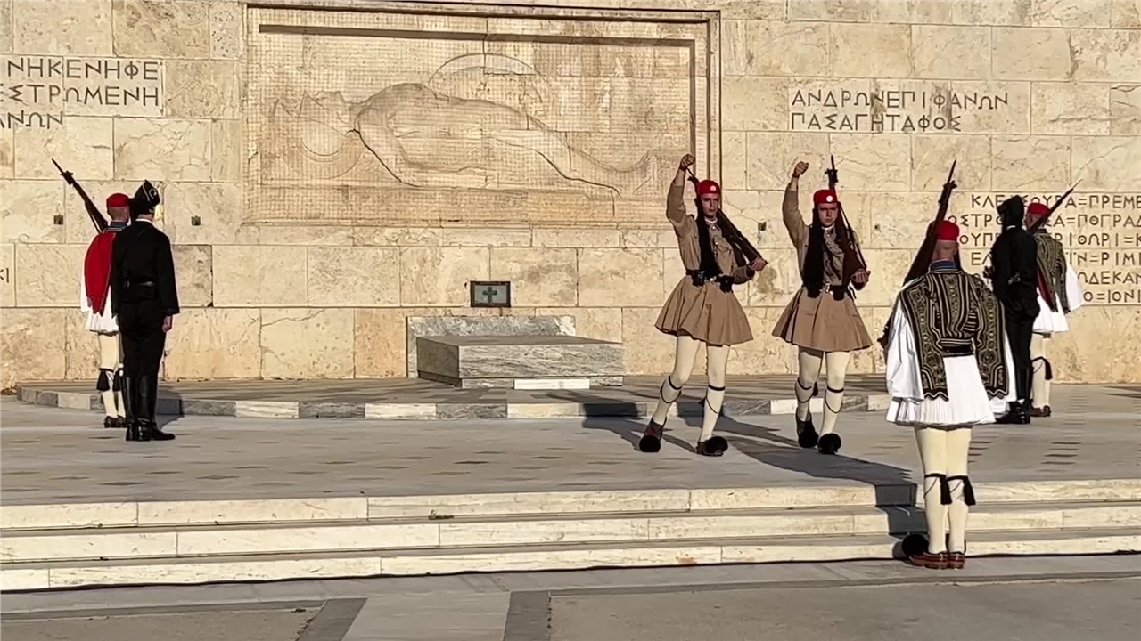 Τιμητική αλλαγή φρουράς στο Μνημείο του Άγνωστου Στρατιώτη από...