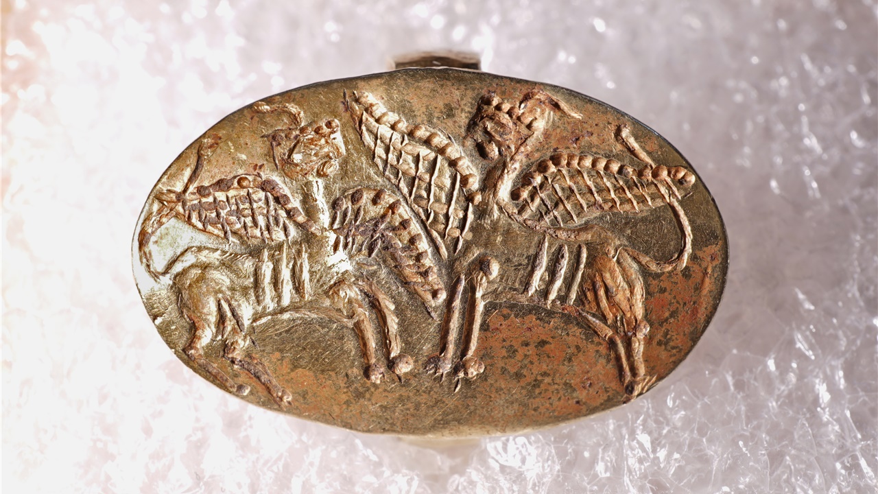 Χρυσό μυκηναϊκό δαχτυλίδι από τη νεκρόπολη της Ιαλυσού Ρόδου...