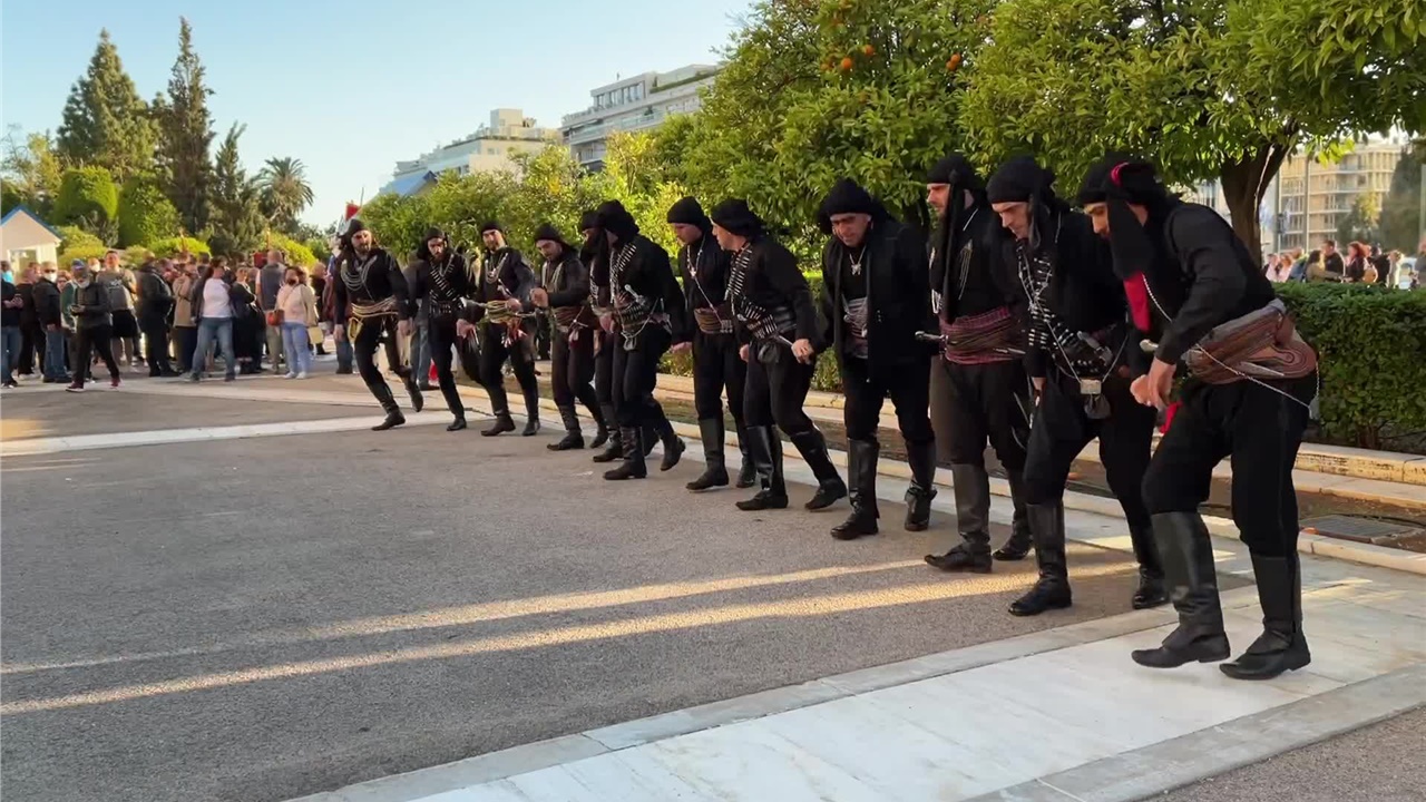 Η κρυφή κάμερα του Livemedia στις πρόβες του πυρρίχιου στην ημέρα...