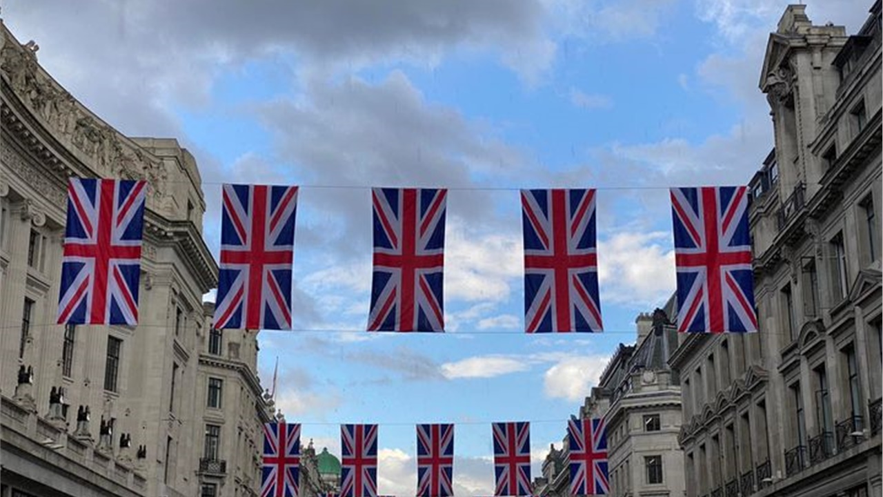 Πλατινένιο Ιωβηλαίο - Σημαιοστολισμοί στο Λονδίνο για τα εβδομήντα...