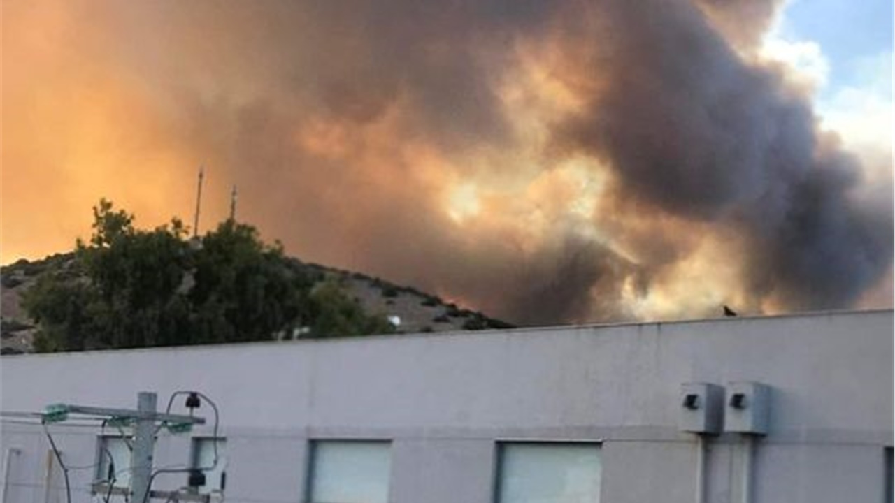 Μεγάλη φωτιά στο Πανόραμα Βούλας - Επιχειρούν εναέρια μέσα  