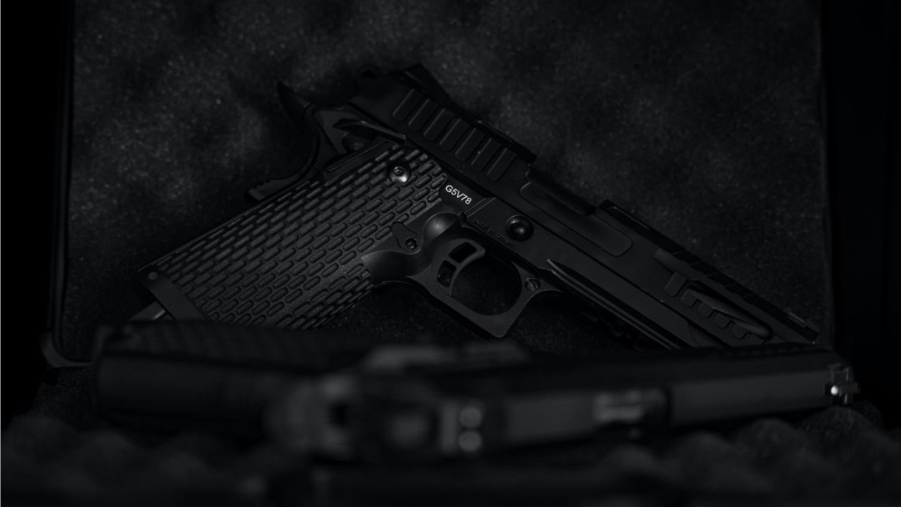 ΗΠΑ: Αγοράκι 2 ετών βρήκε το πιστόλι του πατέρα του, τον πυροβόλησε...