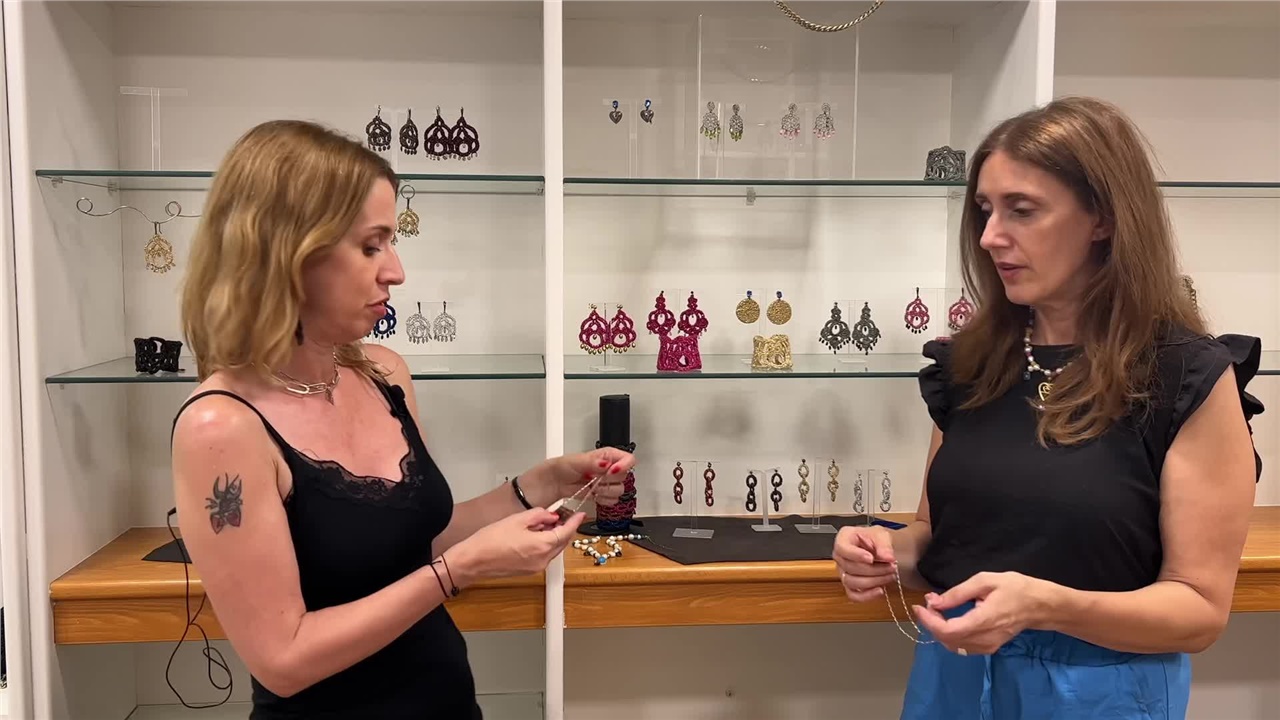 H εγκληματολόγος, ηθοποιός και σχεδιάστρια κοσμημάτων Νίνα Μιχαλοπούλου...