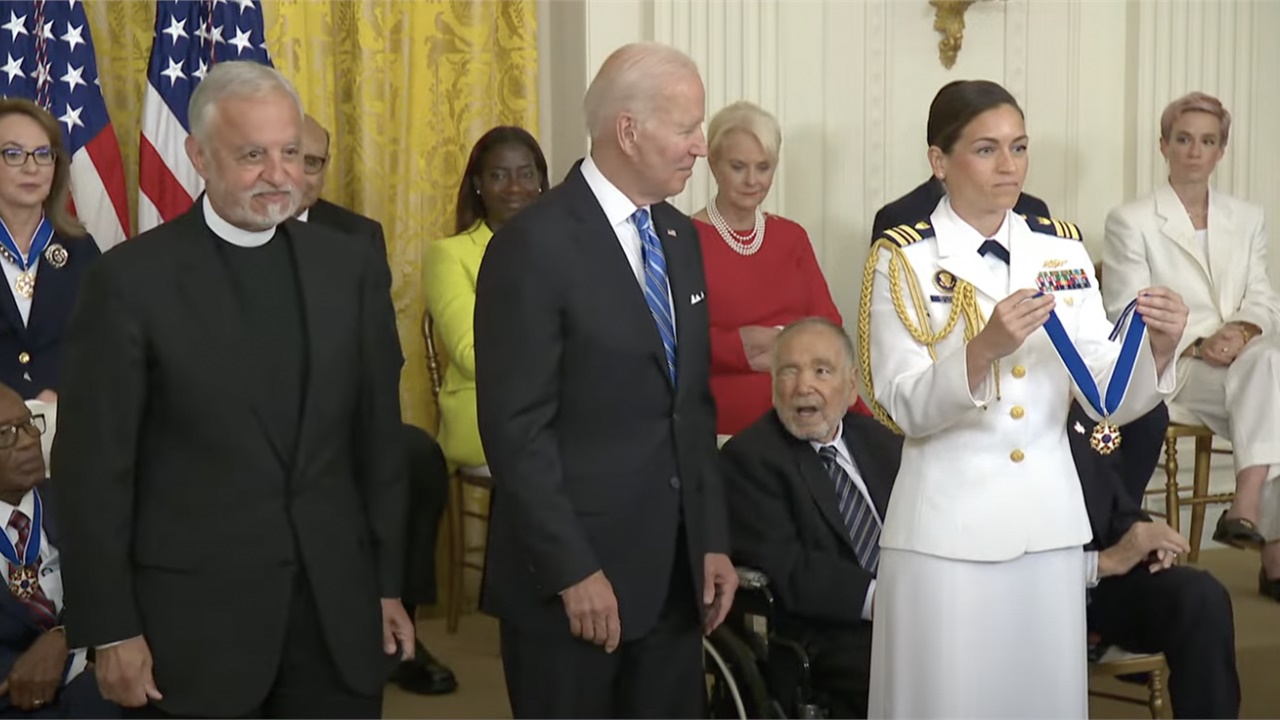 ΗΠΑ: Με το μετάλλιο της Ελευθερίας τιμήθηκε ο πατέρας Αλέξανδρος...