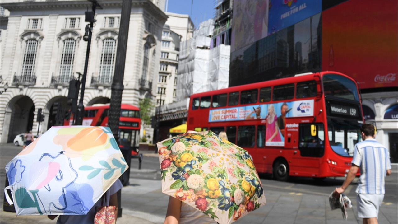 «Καμίνι» η Βρετανία - Η θερμοκρασία ξεπέρασε για πρώτη φορά τους...