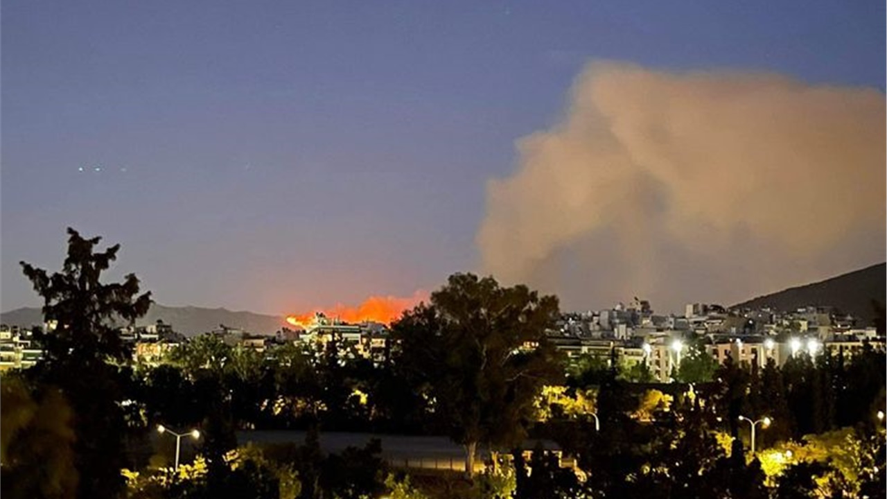 Μαίνεται η φωτιά στην Πεντέλη - Εντολές εκκένωσης από το 112...