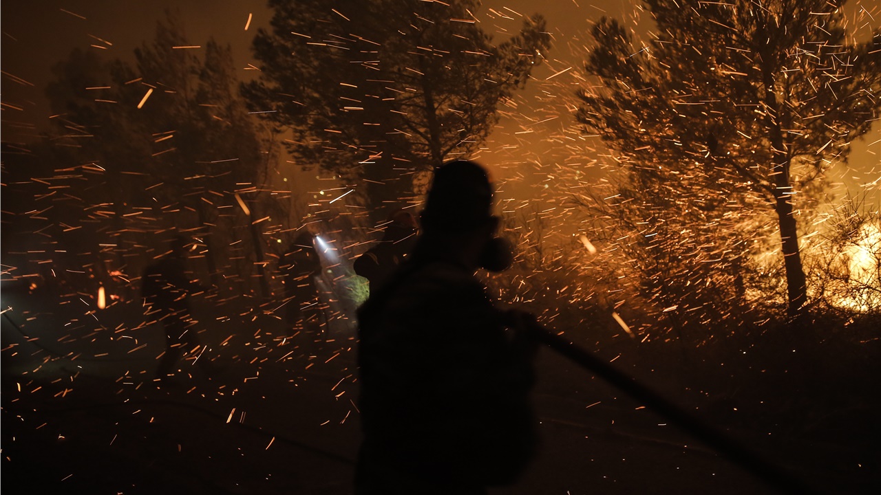 Οι Ένοπλες Δυνάμεις συμμετέχουν στην κατάσβεση της πυρκαγιάς...
