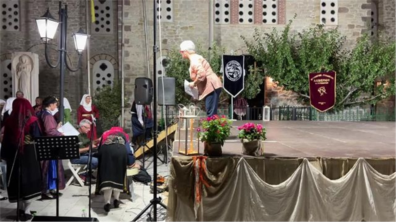 «Αντάμα αντάμα στον χορό, μπήκαν οι Ευβοιώτες», στην κεντρική...