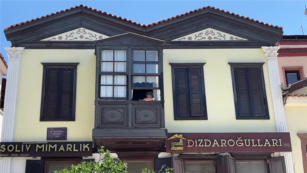 Το Τσεσμέ ή (ο) Τσεσμές ή Κρήνη (τουρκικά: Çeşme, Τσέσμε), είναι...