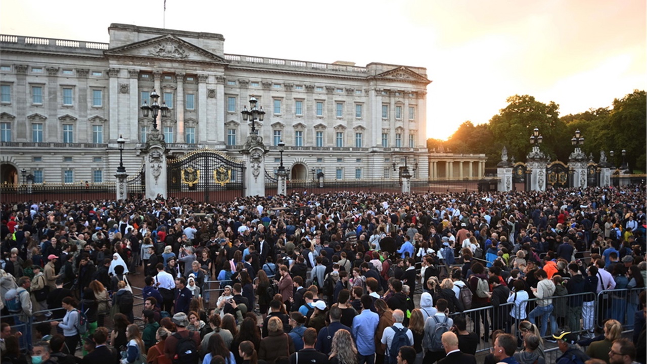 Θάνατος βασίλισσας Ελισάβετ: Με δάκρυα στα μάτια, χιλιάδες Λονδρέζοι...