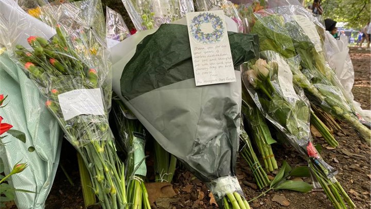 Λονδίνο: Λουλούδια και κάρτες προς τιμήν της Βασίλισσας Ελισάβετ...