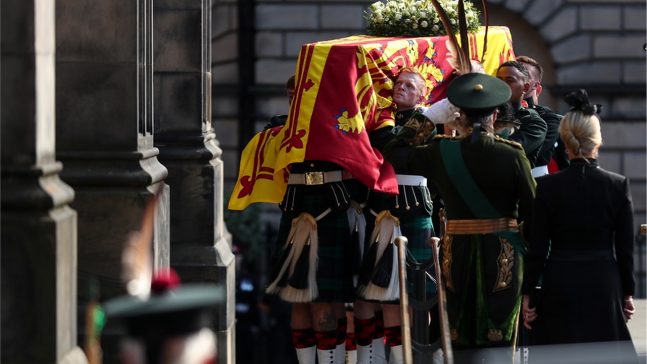 Στο Λονδίνο μεταφέρεται απόψε το φέρετρο της βασίλισσας Ελισάβετ