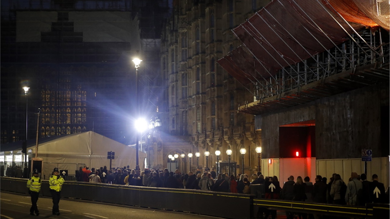 Σε λαϊκό προσκύνημα η σορός της Ελισάβετ Β’ - Ουρές χιλιομέτρων...