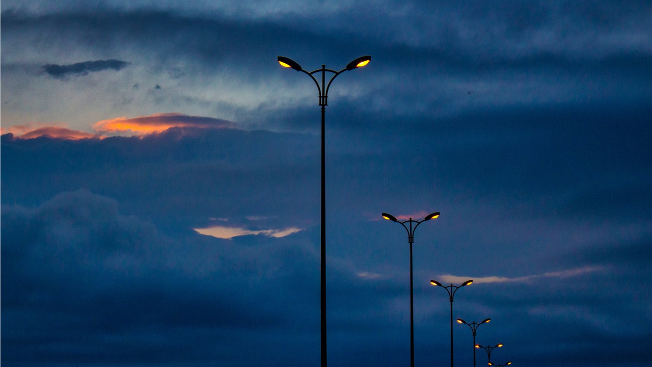 Τα φώτα των δρόμων στην Ευρώπη εκπέμπουν όλο και περισσότερη...