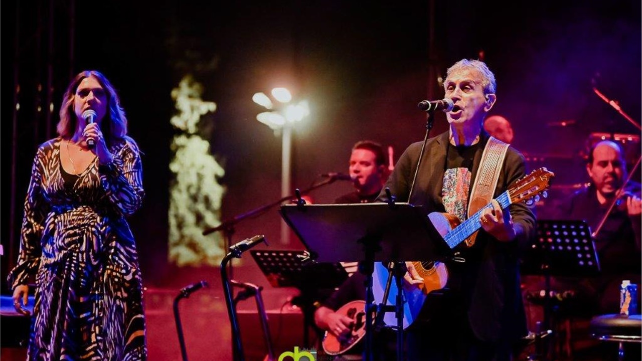 Ο  Γιώργος Νταλάρας τραγουδάει «Η Ρωμανία κι αν πέρασεν ανθεί...