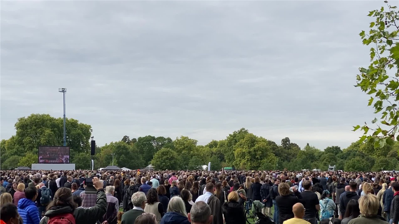 Λονδίνο: Χειροκροτήματα καθώς ξεκινάει το τελευταίο ταξίδι της...