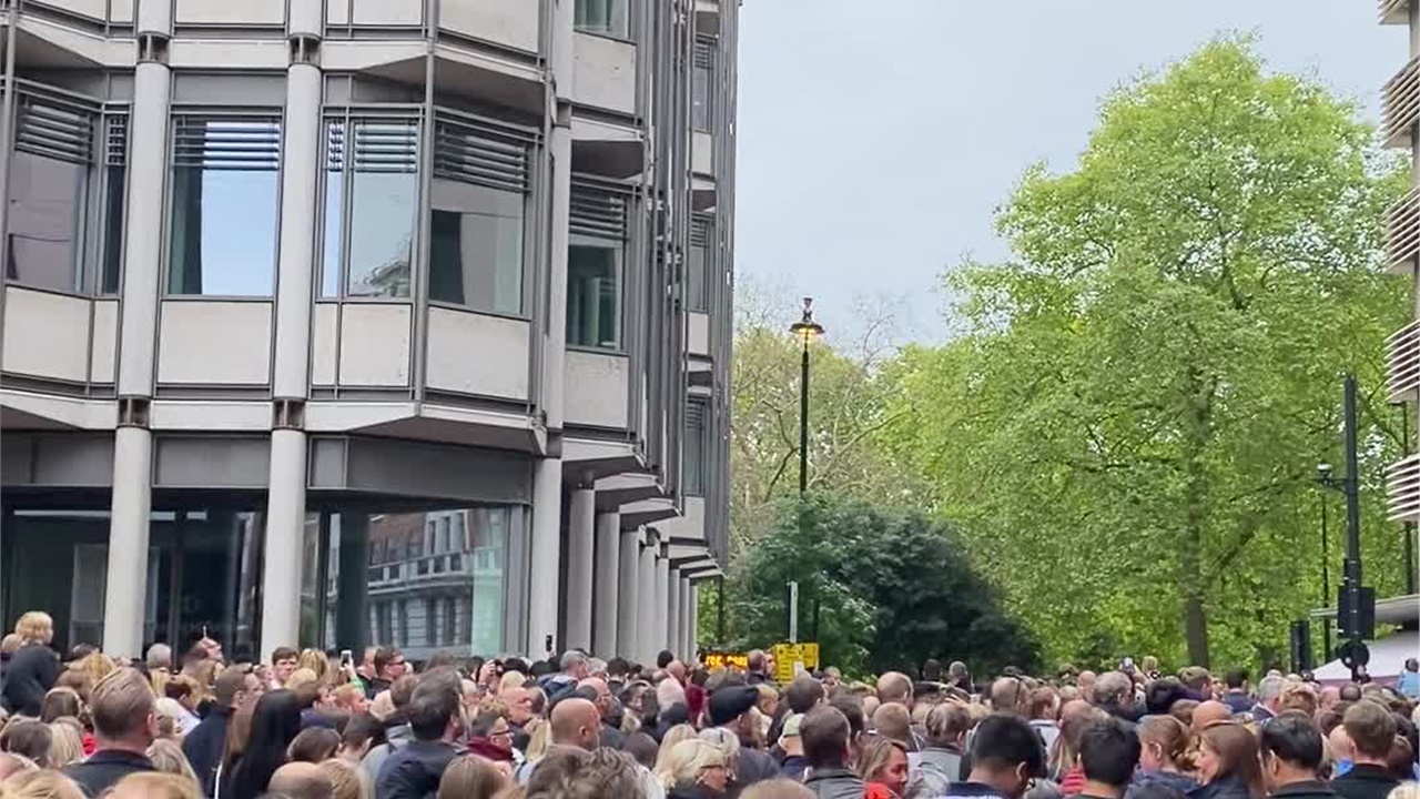 Εκατοντάδες χιλιάδες άτομα έχουν κατακλύσει το κεντρικό Λονδίνο...