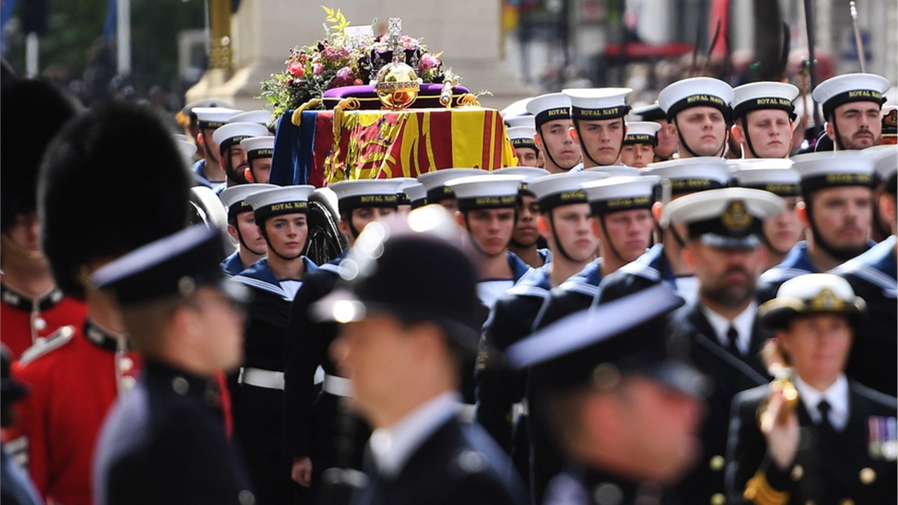 «Ύστατο χαίρε» - Η υφήλιος αποχαιρέτησε τη βασίλισσα Ελισάβετ