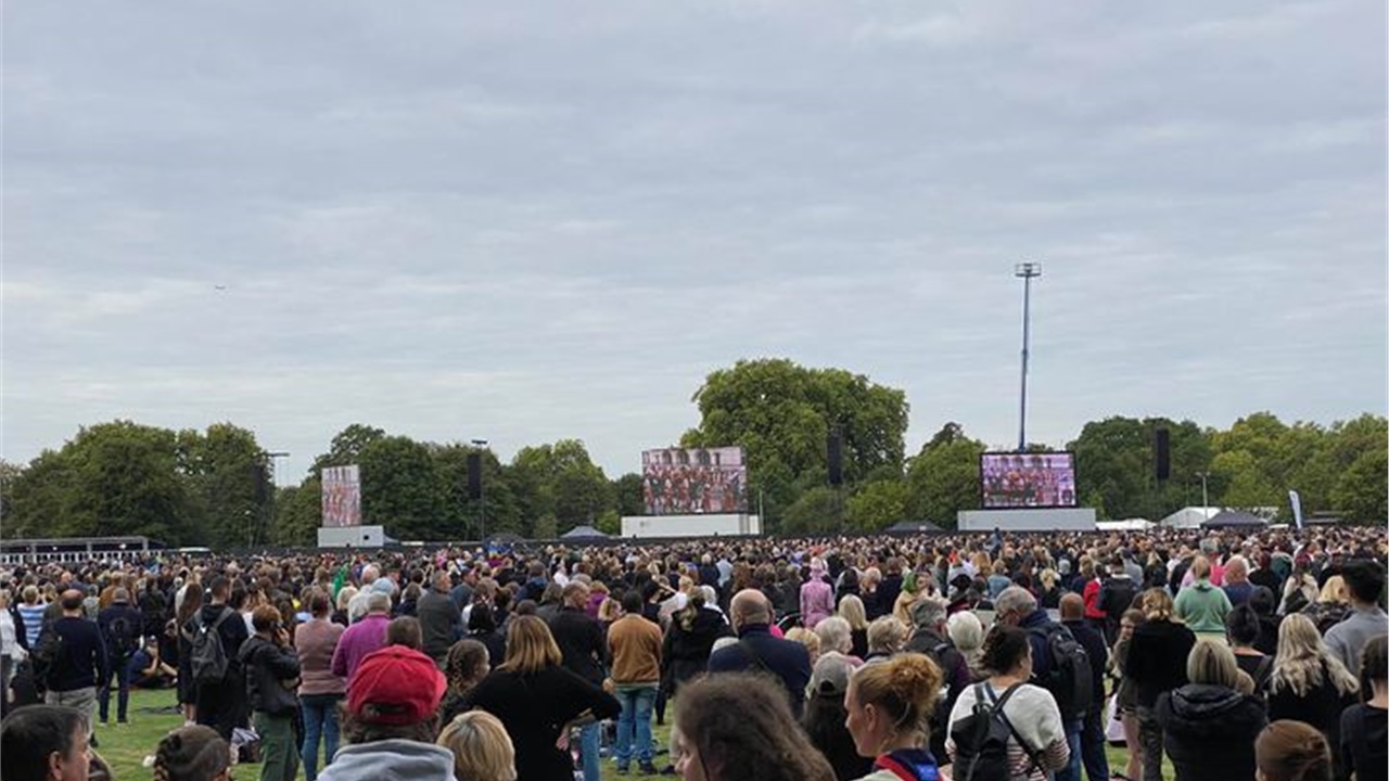 Κηδεία Βασίλισσας Ελισάβετ: Πλήθος κόσμου και γιγαντοοθόνες στο...