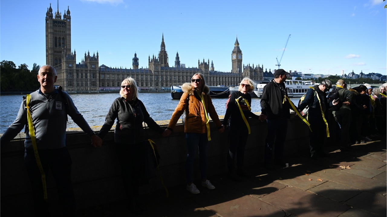 Βρετανία: Μια ανθρώπινη αλυσίδα γύρω από το κοινοβούλιο, κατά...