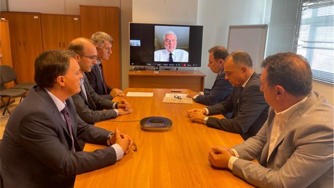 Το Ελληνικό Δημόσιο και η Τράπεζα Πειραιώς υπέγραψαν τη σύμβαση...