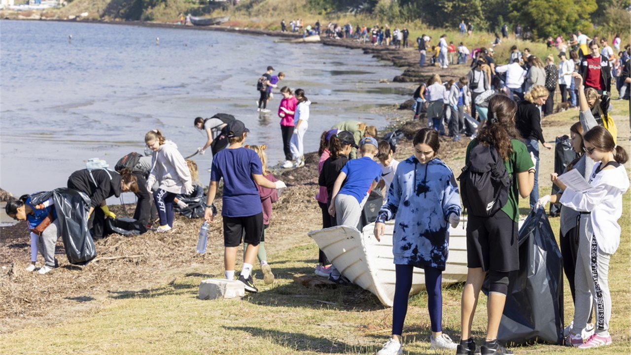 Εξακόσια κιλά απορριμμάτων απομακρύνθηκαν από την παραλία της...