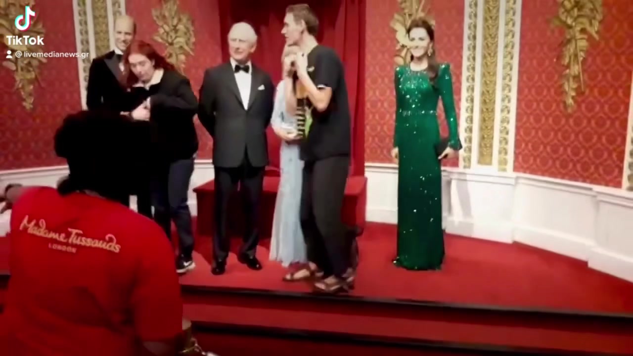 Μέλη περιβαλλοντικής οργάνωσης πέταξαν τούρτα στο κέρινο ομοίωμα...