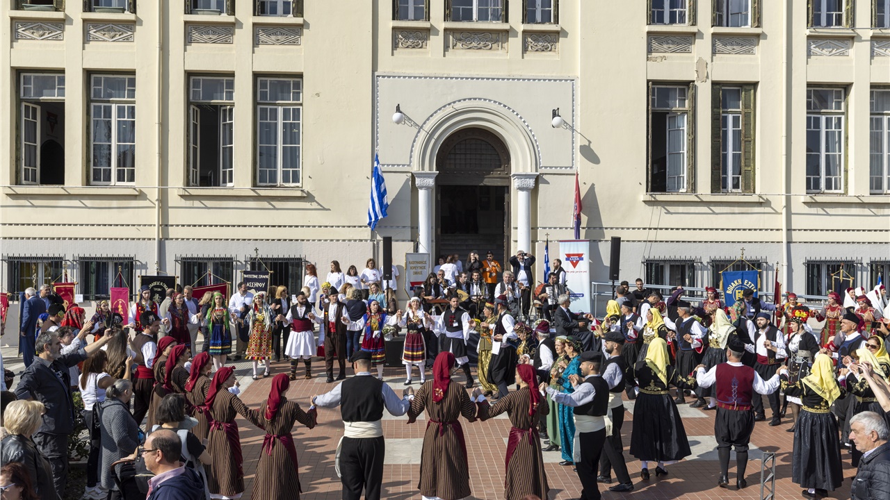 Ο Λαογραφικός Χορευτικός Όμιλος της Χ.Α.Ν.Θ. συμπλήρωσε 40 χρόνια...