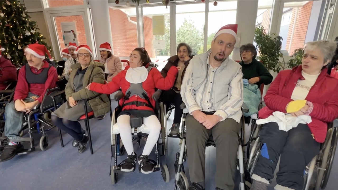 Βίντεο: Χριστουγεννιάτικα τραγούδια από τη χορωδία της ΕΣΒΕ