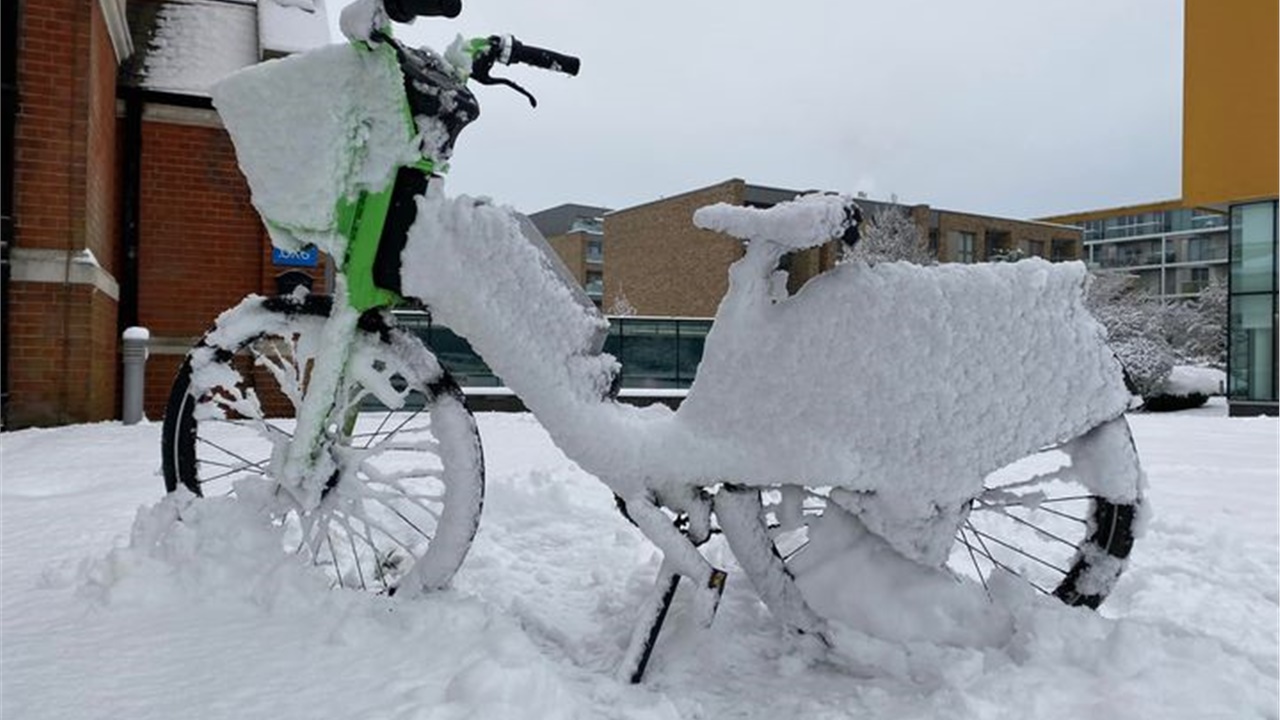 Έντονη χιονόπτωση στο Λονδίνο - Στα «λευκά» σήμερα η βρετανική...