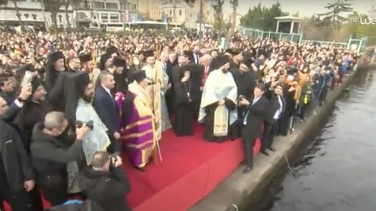 Καθαγιασμός των υδάτων και κατάδυση του Τιμίου Σταυρού στην Κωνσταντινούπολη