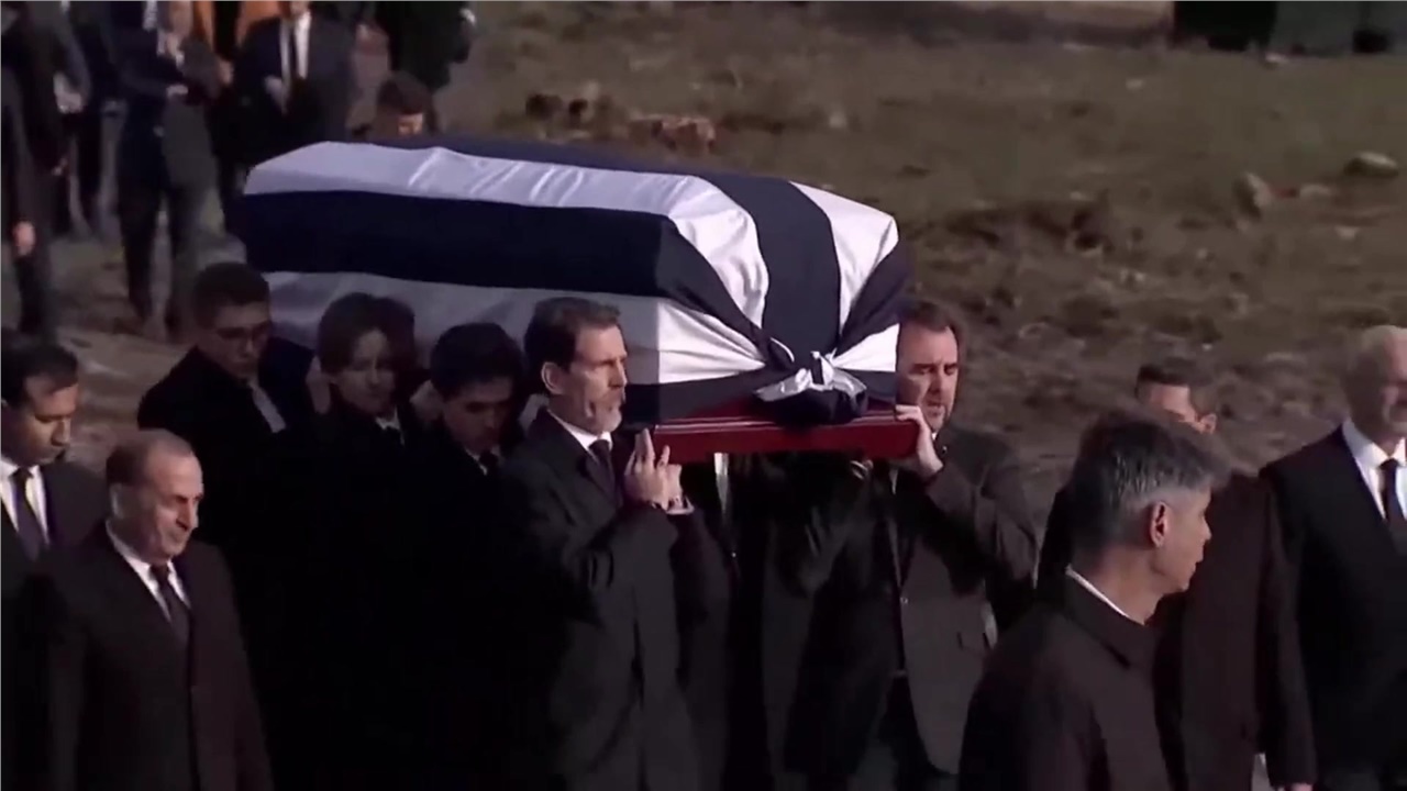 O τέως Βασιλιάς Κωνσταντίνος οδηγείται στην τελευταία του κ