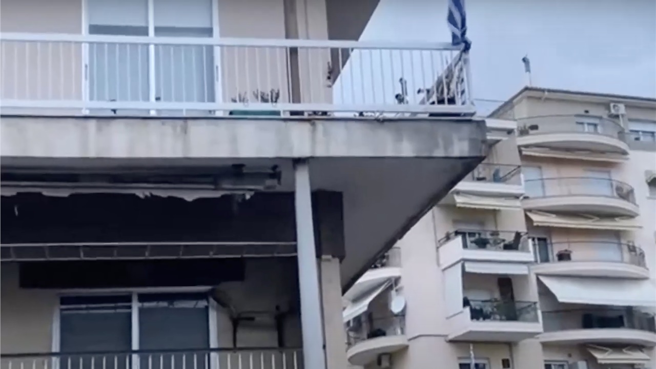 Ξάνθη: Κολώνα φωτισμού περνά μέσα από μπαλκόνι! (Βίντεο)