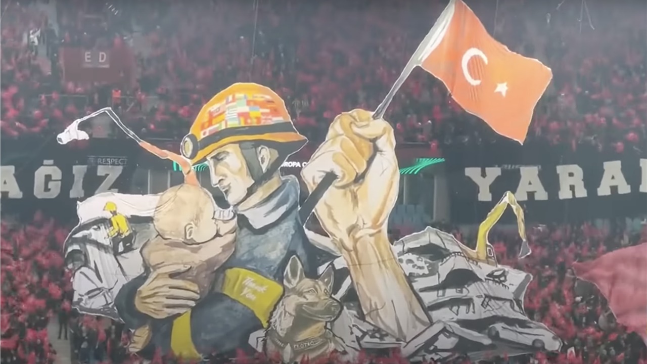 Συγκλονιστικό κορεό από τους φιλάθλους της Τραμπζονσπόρ για τον...