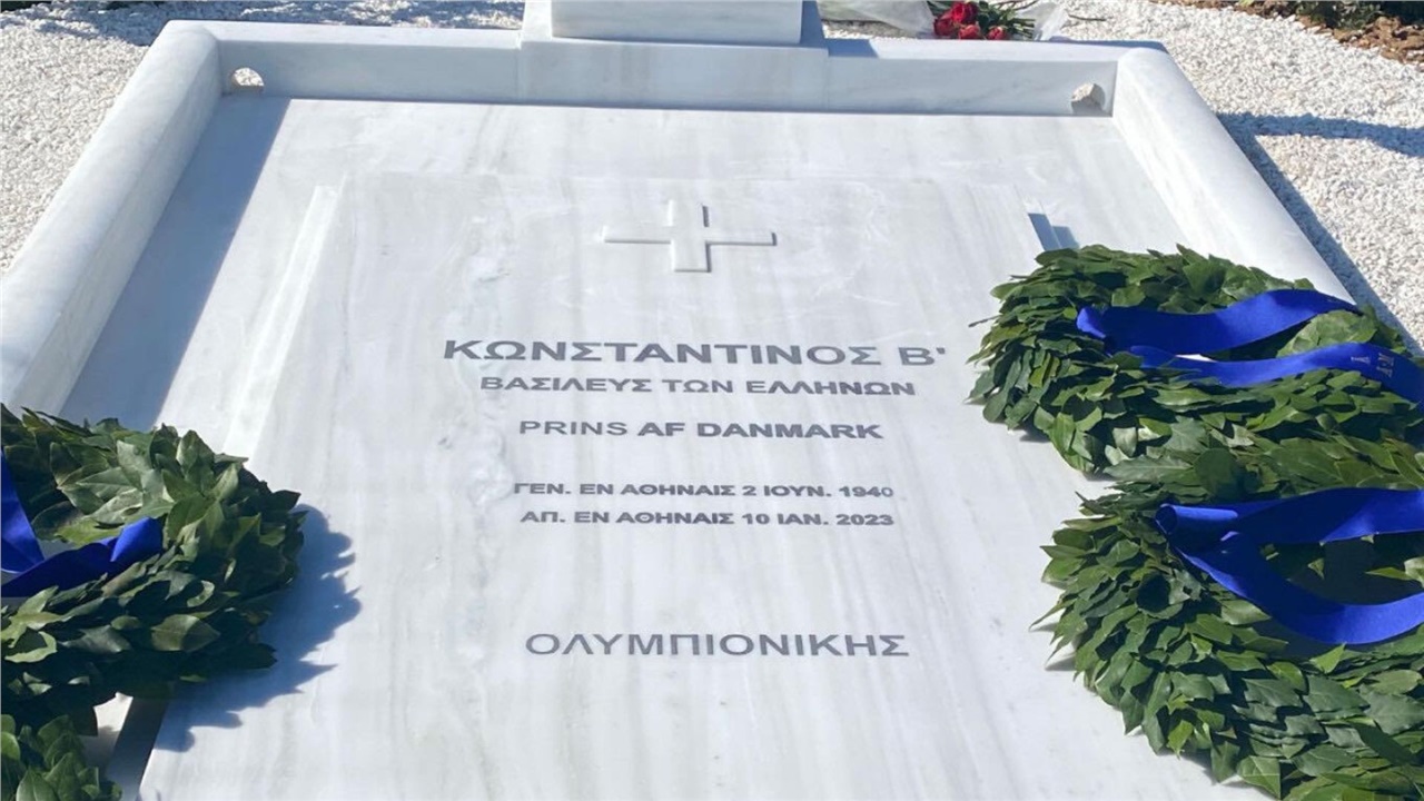 Τι αναγράφεται στον τάφο του τέως Βασιλιά Κωνσταντίνου στο Τατόι