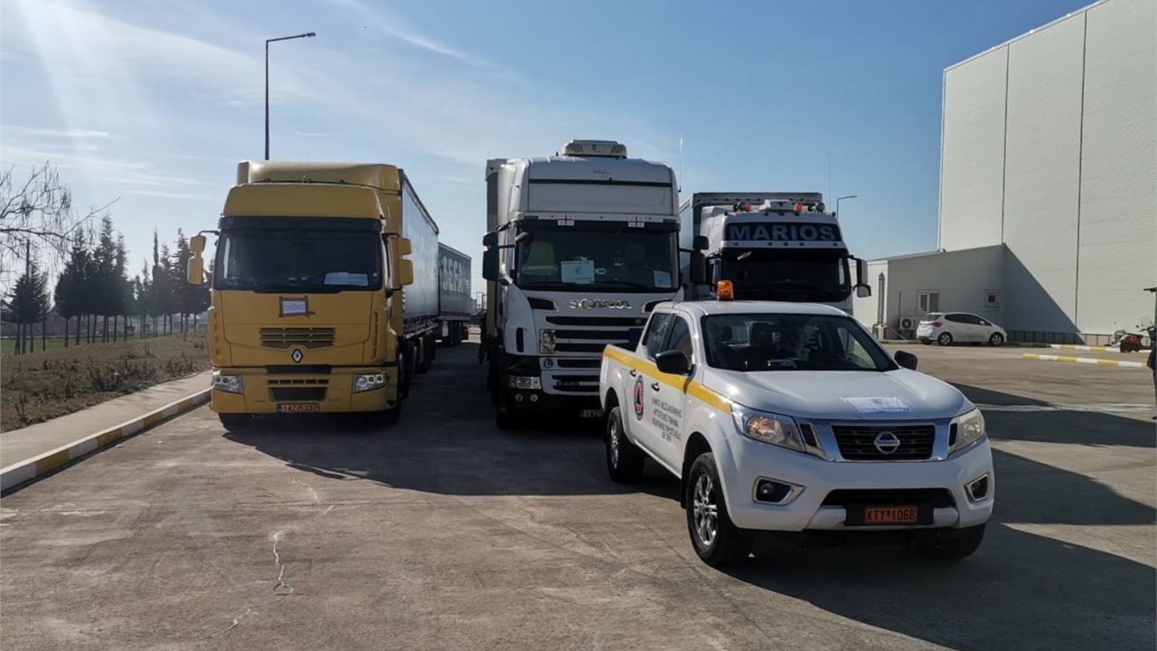 Δήμος Θεσσαλονίκης: Παραδόθηκαν τα τρία φορτηγά με ανθρωπιστική...