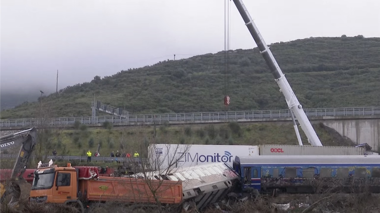 Τέμπη: Ζωντανή εικόνα από τον τόπο της τραγωδίας