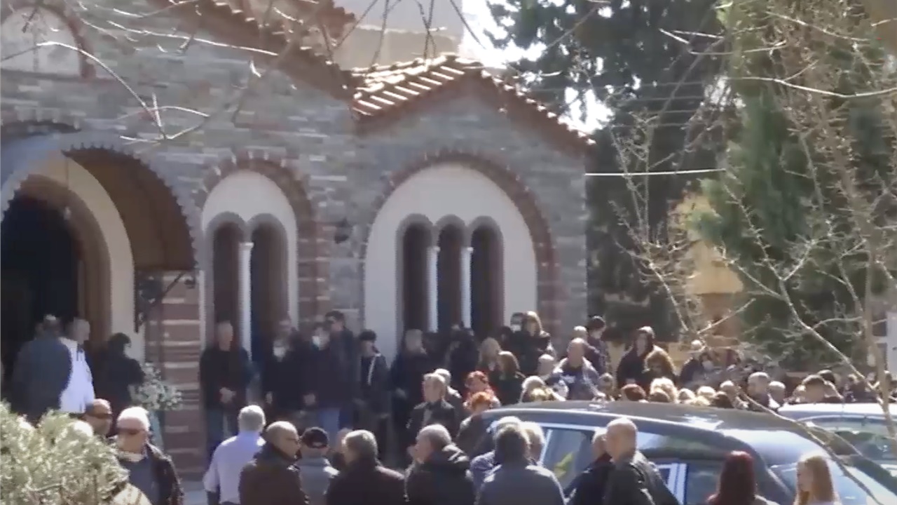 Ανείπωτη η θλίψη στην κηδεία του αστυνομικού και του 15χρονου...