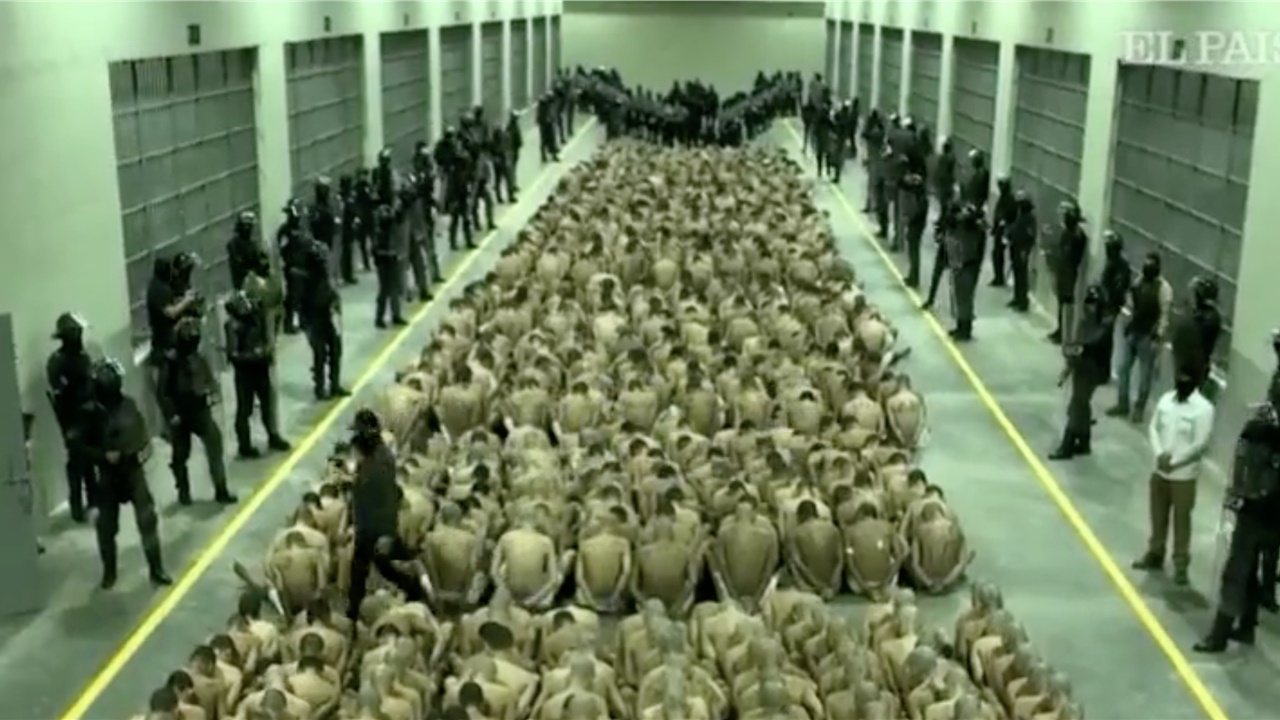 Σκληρές εικόνες από τη φυλακή - φρούριο του Ελ Σαλβαδόρ: Ημίγυμνοι...