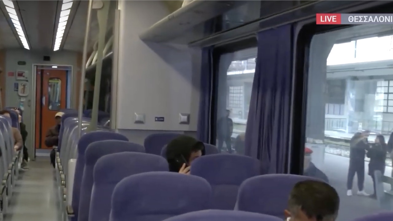 Διστακτικοί οι επιβάτες: 52 εισιτήρια στο πρώτο δρομολόγιο Θεσσαλονίκη...