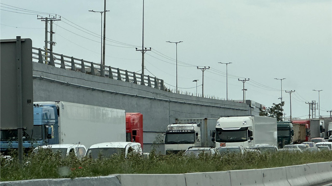 Αθήνα - Ουρές χιλιομέτρων και έντονο μποτιλιάσμα σε πολλούς δρόμους