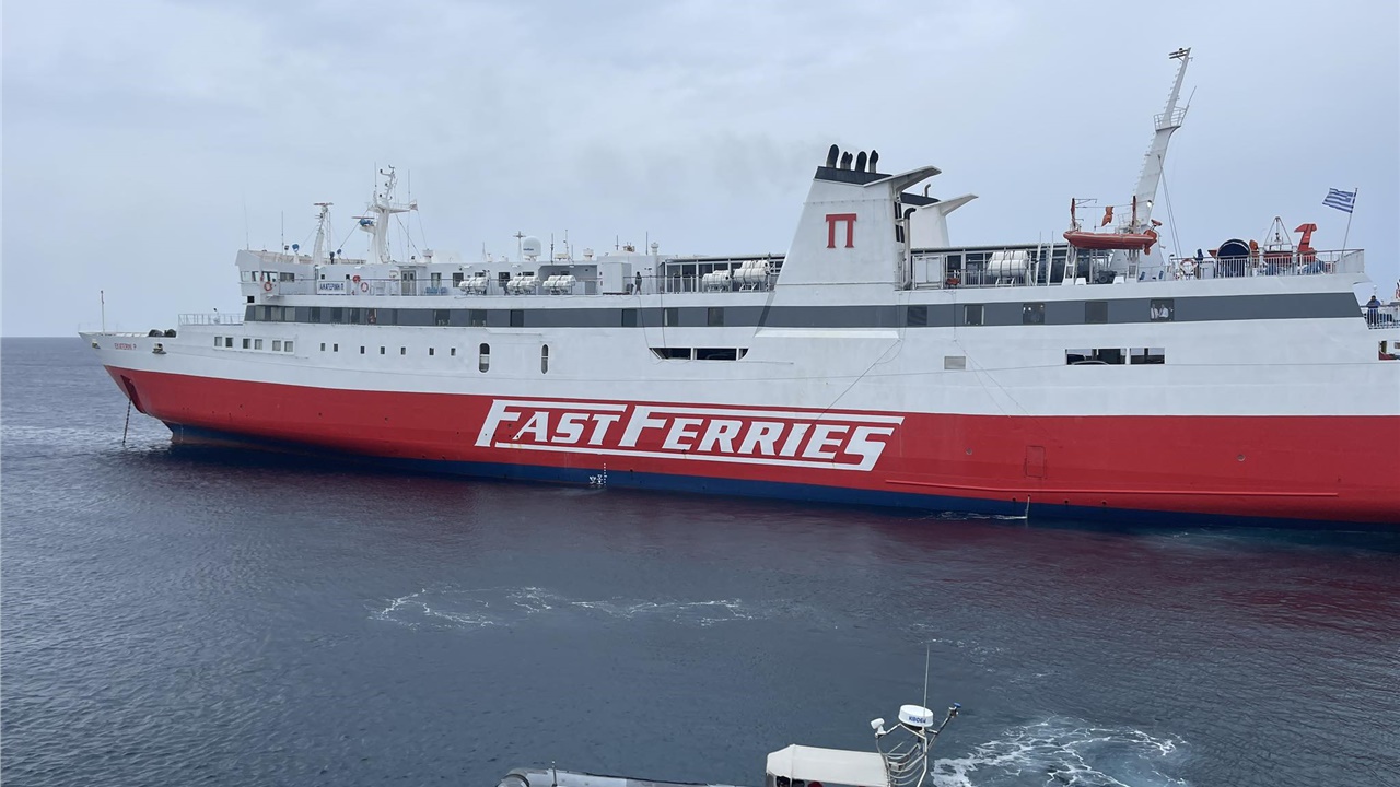 ΠΡΙΝ ΑΠΟ ΛΙΓΟ: Σύγκρουση πλοίων στο λιμάνι της Τήνου   Mε το...