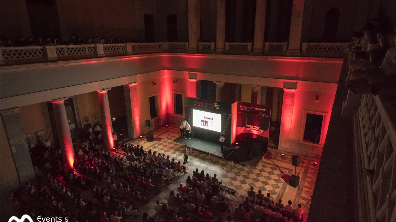 P23: Παρουσίαση του πρώτου αυτόνομου και ηλεκτρικού μονοθέσιου...