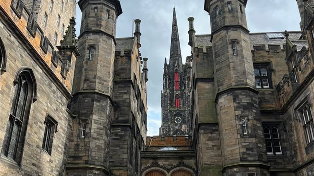 Το κάστρο του Εδιμβούργου,  πάνω σε ένα σύμπλεγμα κτιρίων από...