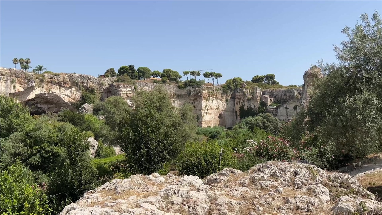 Οι Συρακούσες είναι σημαντική ιστορική πόλη στη Σικελία.  Έχει...